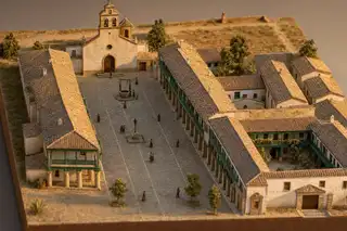 Maqueta de la plaza mayor con sus galerías de balcones verdes