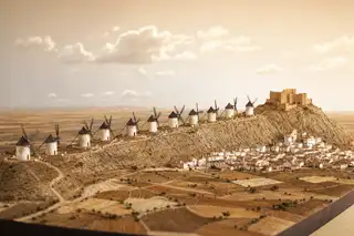Maqueta de la hilera de molinos blancos y el castillo en el cerro