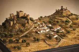 Maqueta de dos castillos medievales enfrentados sobre la dehesa